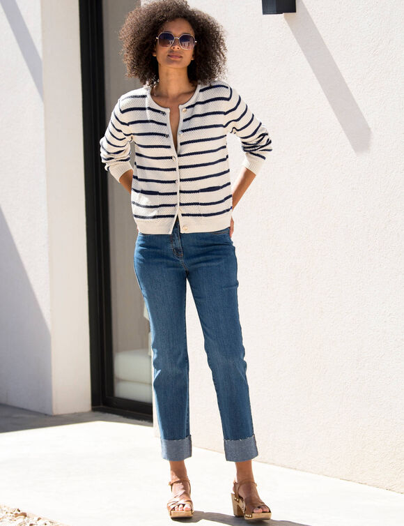 Cardigan rayé à boutons officier, maille fantaisie. (écru / marine) Cardigan rayé à boutons officier, maille fantaisie. (écru / marine)